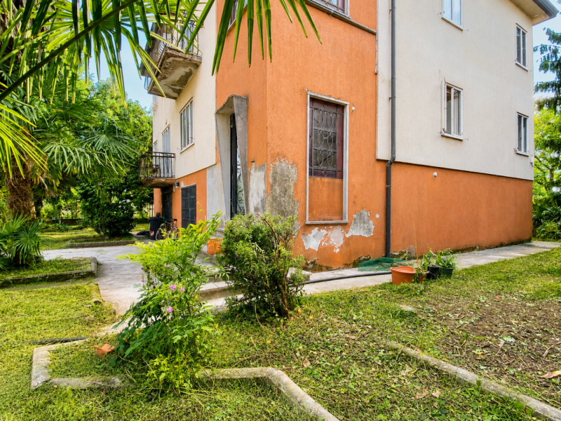 In una tranquilla zona interna del quartiere Cattane, comoda alla tangenziale, all’autostrada e a...