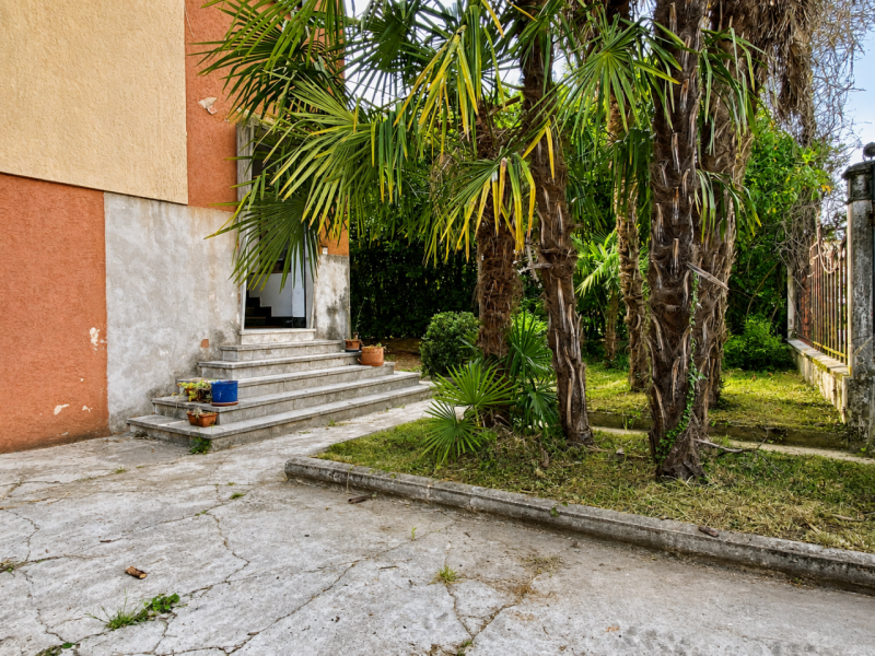 In una tranquilla zona interna del quartiere Cattane, comoda alla tangenziale, all’autostrada e a...