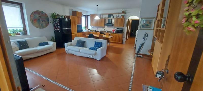 L'agenzia Iris è lieta di presentare una straordinaria opportunità di acquisto: una splendida vil...