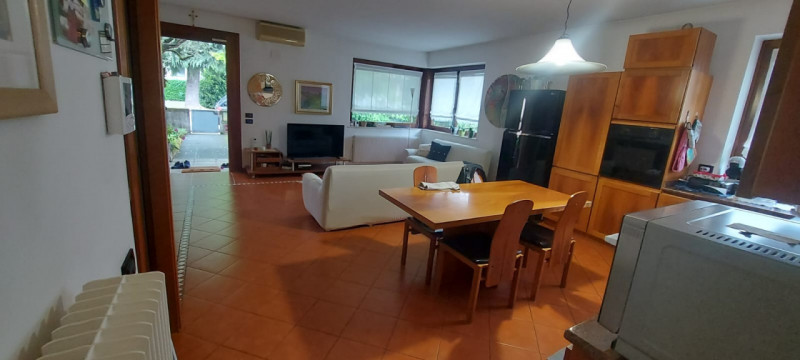 L'agenzia Iris è lieta di presentare una straordinaria opportunità di acquisto: una splendida vil...