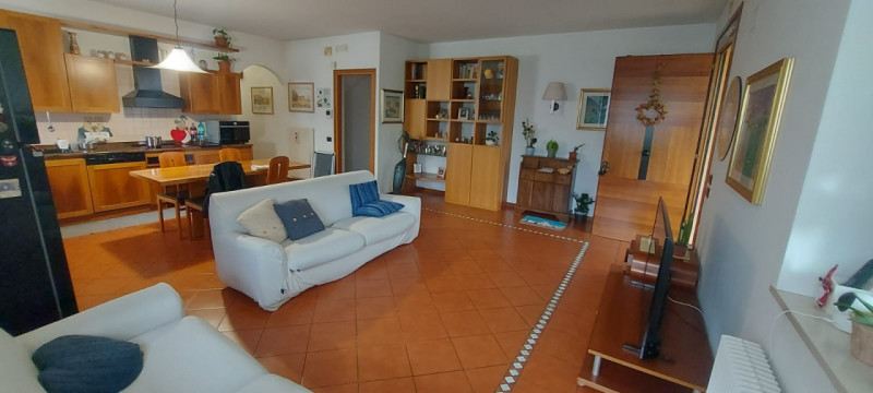 L'agenzia Iris è lieta di presentare una straordinaria opportunità di acquisto: una splendida vil...