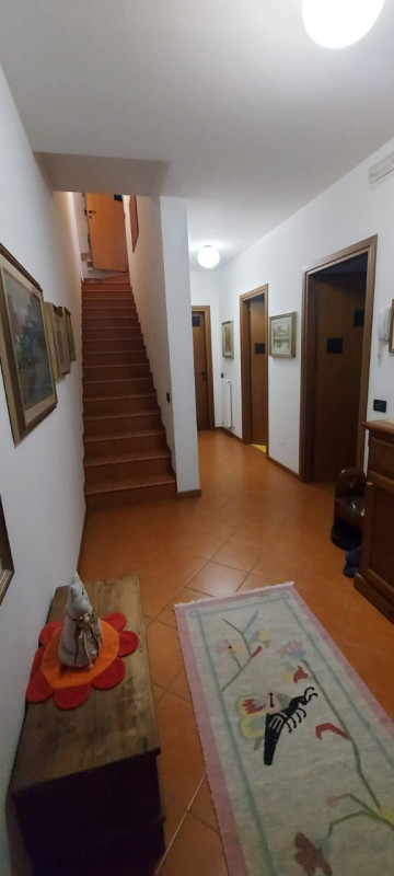 L'agenzia Iris è lieta di presentare una straordinaria opportunità di acquisto: una splendida vil...