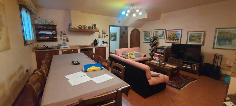 L'agenzia Iris è lieta di presentare una straordinaria opportunità di acquisto: una splendida vil...