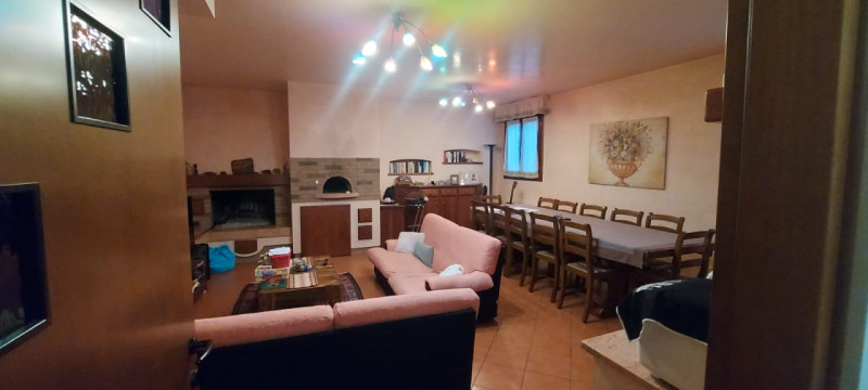 L'agenzia Iris è lieta di presentare una straordinaria opportunità di acquisto: una splendida vil...