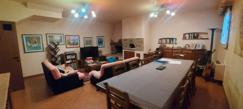 L'agenzia Iris è lieta di presentare una straordinaria opportunità di acquisto: una splendida vil...