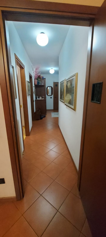 L'agenzia Iris è lieta di presentare una straordinaria opportunità di acquisto: una splendida vil...
