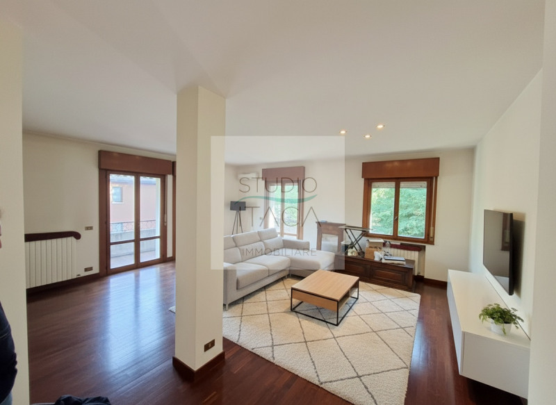 Studio Itaca Immobiliare propone in vendita un immobile situato nel quartiere Forcellini, uno dei...