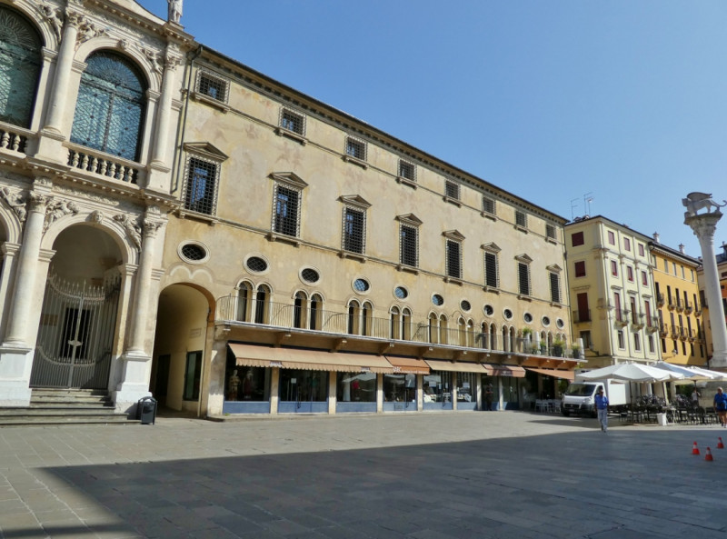 NEGOZIO IN PIAZZA DEI SIGNORI A VICENZA. CANONE MENSILE EURO 2.500 + IVA. CODICE 4610.

Nel cuore...