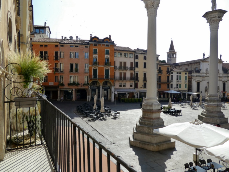 NEGOZIO IN PIAZZA DEI SIGNORI A VICENZA. CANONE MENSILE EURO 2.500 + IVA. CODICE 4610.

Nel cuore...