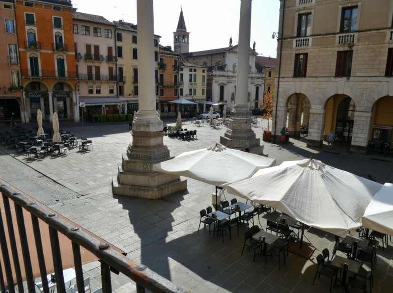 NEGOZIO IN PIAZZA DEI SIGNORI A VICENZA. CANONE MENSILE EURO 2.500 + IVA. CODICE 4610.

Nel cuore...
