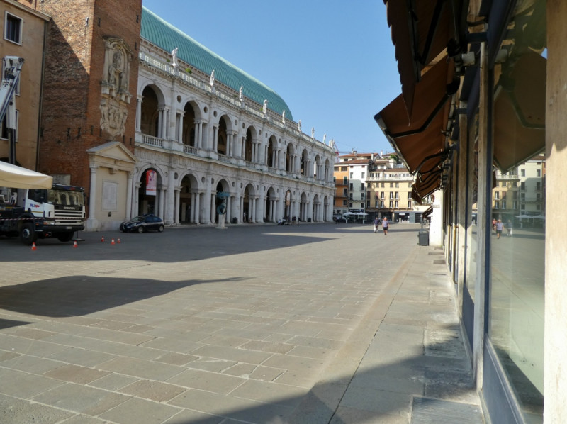 NEGOZIO IN PIAZZA DEI SIGNORI A VICENZA. CANONE MENSILE EURO 2.500 + IVA. CODICE 4610.

Nel cuore...