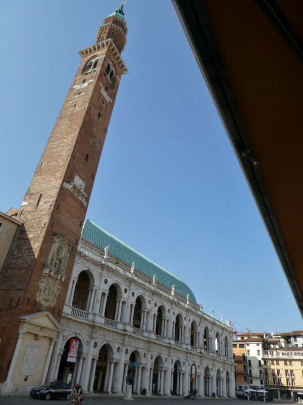 NEGOZIO IN PIAZZA DEI SIGNORI A VICENZA. CANONE MENSILE EURO 2.500 + IVA. CODICE 4610.

Nel cuore...