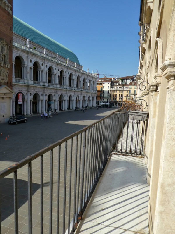 NEGOZIO IN PIAZZA DEI SIGNORI A VICENZA. CANONE MENSILE EURO 2.500 + IVA. CODICE 4610.

Nel cuore...