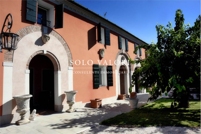 Rif. C355 (per info 338 9387816 Matteo – 340 2242606 Marco)

Immersa nel paesaggio suggestivo del...