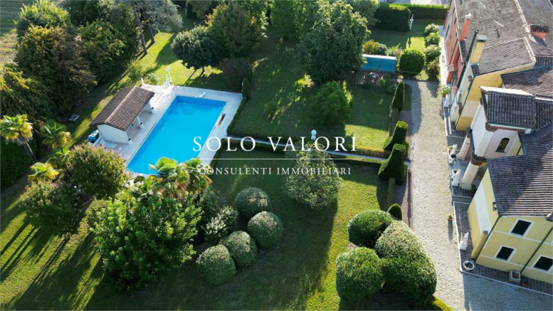 Rif. C355 (per info 338 9387816 Matteo – 340 2242606 Marco)

Immersa nel paesaggio suggestivo del...