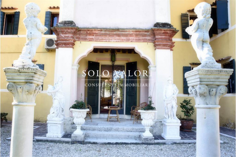 Rif. C355 (per info 338 9387816 Matteo – 340 2242606 Marco)

Immersa nel paesaggio suggestivo del...
