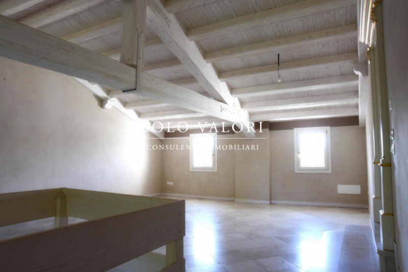 Rif. C355 (per info 338 9387816 Matteo – 340 2242606 Marco)

Immersa nel paesaggio suggestivo del...