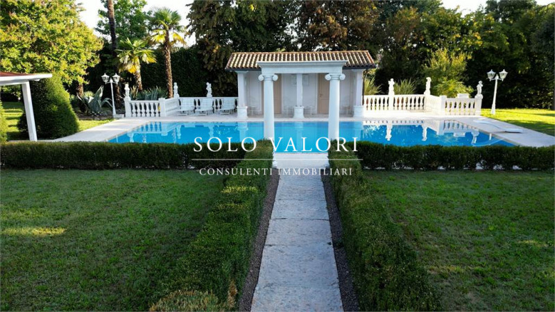 Rif. C355 (per info 338 9387816 Matteo – 340 2242606 Marco)

Immersa nel paesaggio suggestivo del...