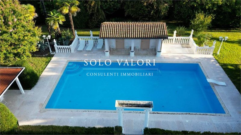 Rif. C355 (per info 338 9387816 Matteo – 340 2242606 Marco)

Immersa nel paesaggio suggestivo del...