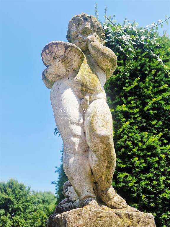 Rif. C355 (per info 338 9387816 Matteo – 340 2242606 Marco)

Immersa nel paesaggio suggestivo del...