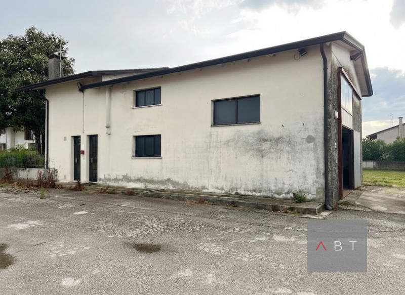 Situato nella frazione di Arsego, magazzino di circa 250 mq. con bagno, uffici e scoperto privato...
