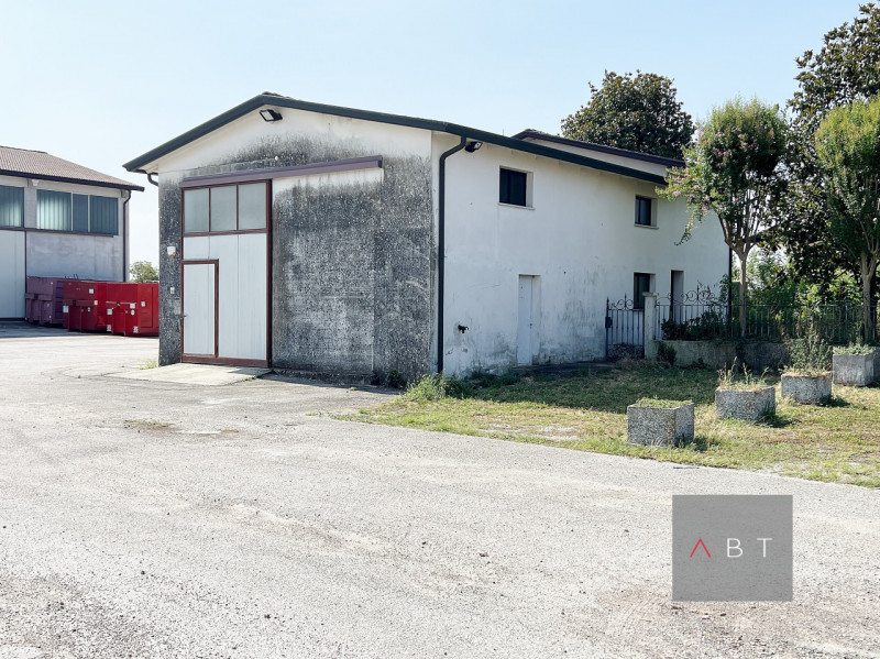 Situato nella frazione di Arsego, magazzino di circa 250 mq. con bagno, uffici e scoperto privato...
