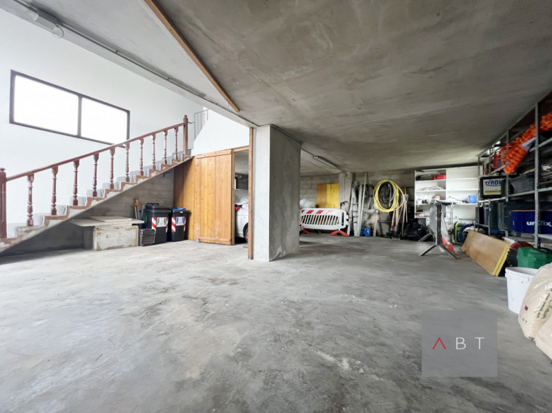 Situato nella frazione di Arsego, magazzino di circa 250 mq. con bagno, uffici e scoperto privato...