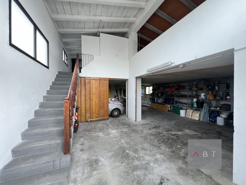 Situato nella frazione di Arsego, magazzino di circa 250 mq. con bagno, uffici e scoperto privato...