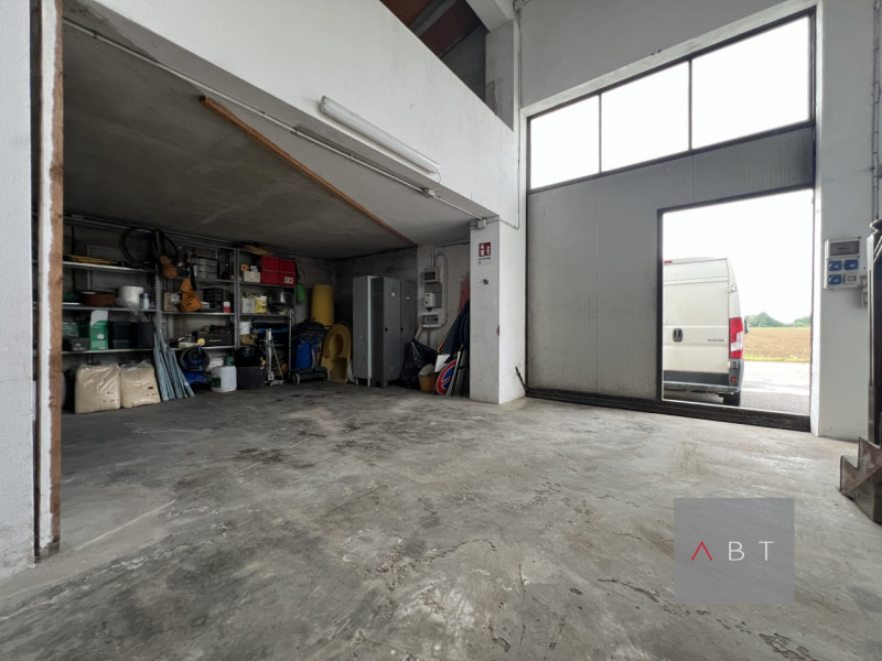 Situato nella frazione di Arsego, magazzino di circa 250 mq. con bagno, uffici e scoperto privato...