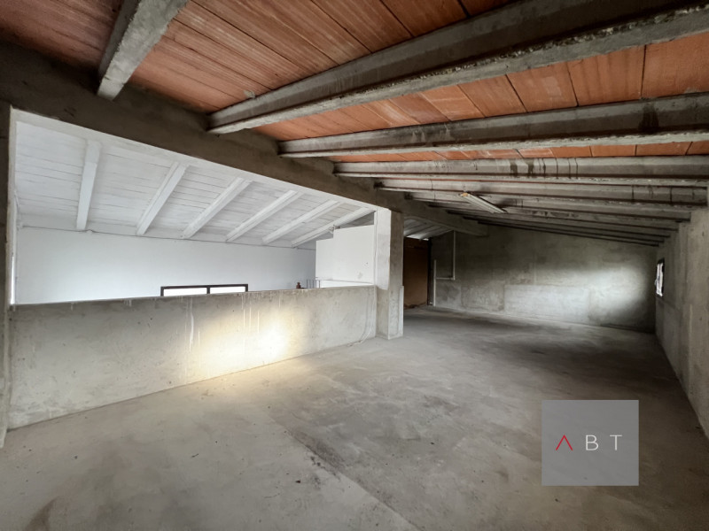 Situato nella frazione di Arsego, magazzino di circa 250 mq. con bagno, uffici e scoperto privato...