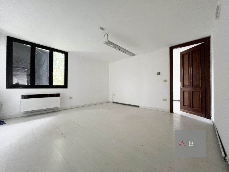 Situato nella frazione di Arsego, magazzino di circa 250 mq. con bagno, uffici e scoperto privato...
