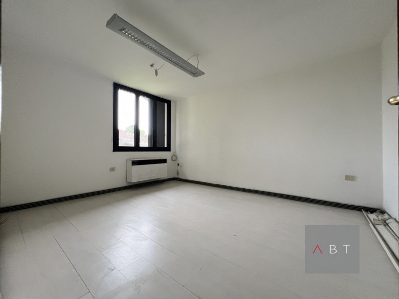 Situato nella frazione di Arsego, magazzino di circa 250 mq. con bagno, uffici e scoperto privato...