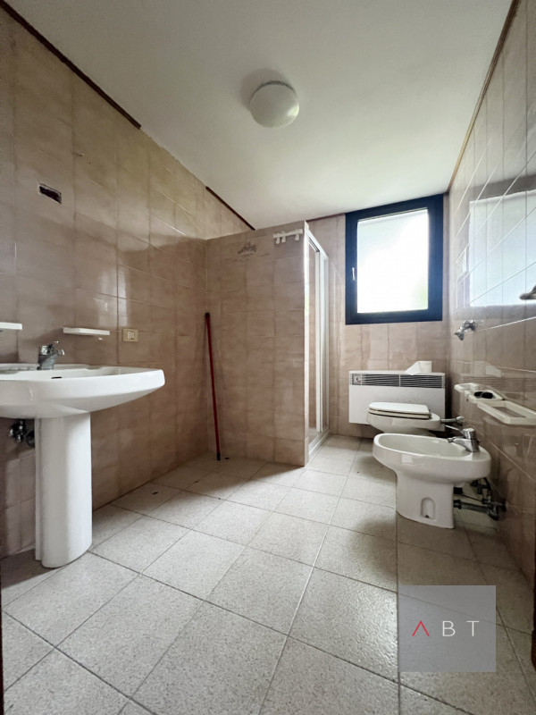 Situato nella frazione di Arsego, magazzino di circa 250 mq. con bagno, uffici e scoperto privato...