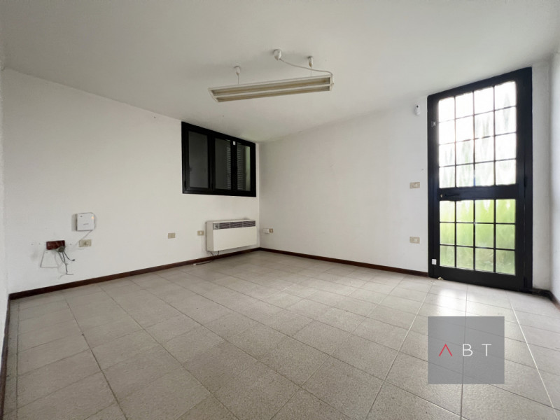 Situato nella frazione di Arsego, magazzino di circa 250 mq. con bagno, uffici e scoperto privato...