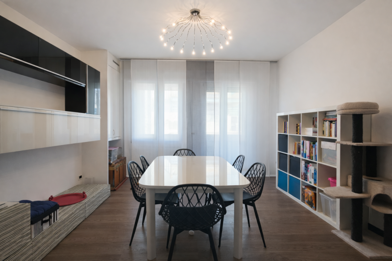 Scopri questo magnifico appartamento situato all'ultimo piano con ascensore nella tranquilla zona...