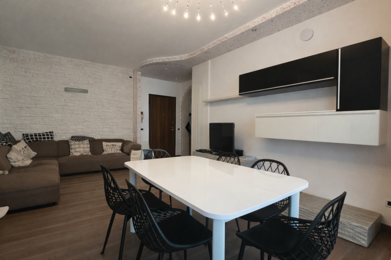 Scopri questo magnifico appartamento situato all'ultimo piano con ascensore nella tranquilla zona...