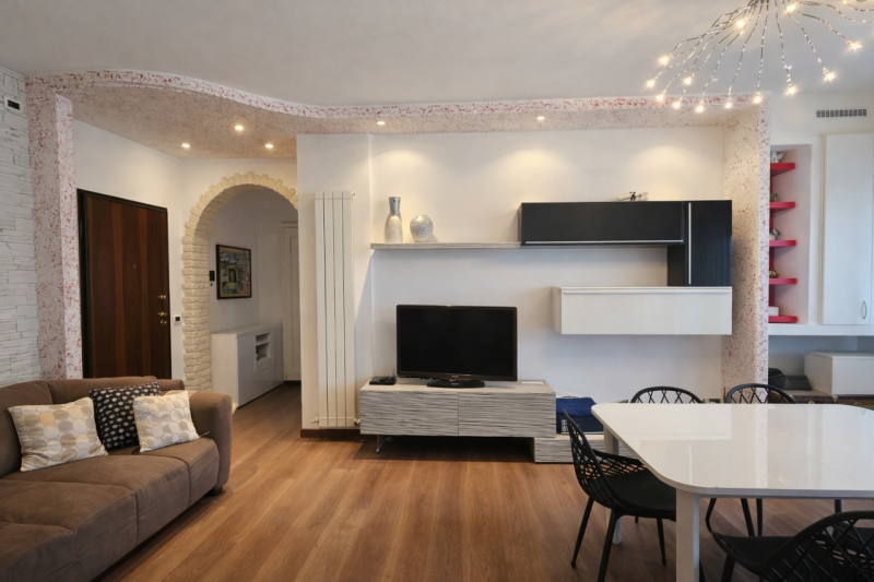 Scopri questo magnifico appartamento situato all'ultimo piano con ascensore nella tranquilla zona...
