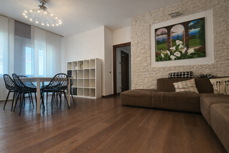 Scopri questo magnifico appartamento situato all'ultimo piano con ascensore nella tranquilla zona...
