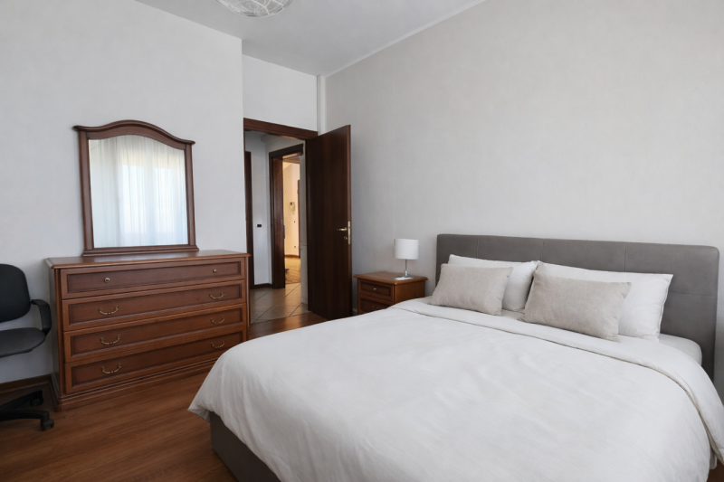 Scopri questo magnifico appartamento situato all'ultimo piano con ascensore nella tranquilla zona...