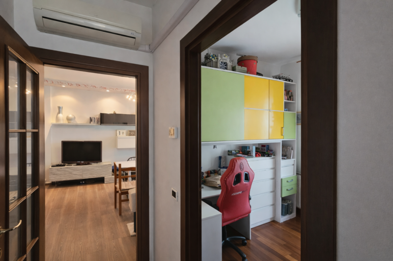 Scopri questo magnifico appartamento situato all'ultimo piano con ascensore nella tranquilla zona...