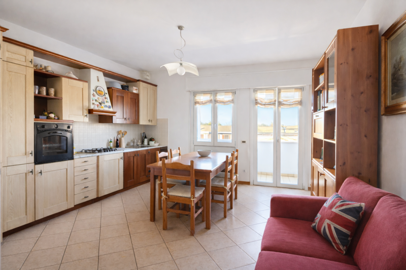 Scopri questo magnifico appartamento situato all'ultimo piano con ascensore nella tranquilla zona...