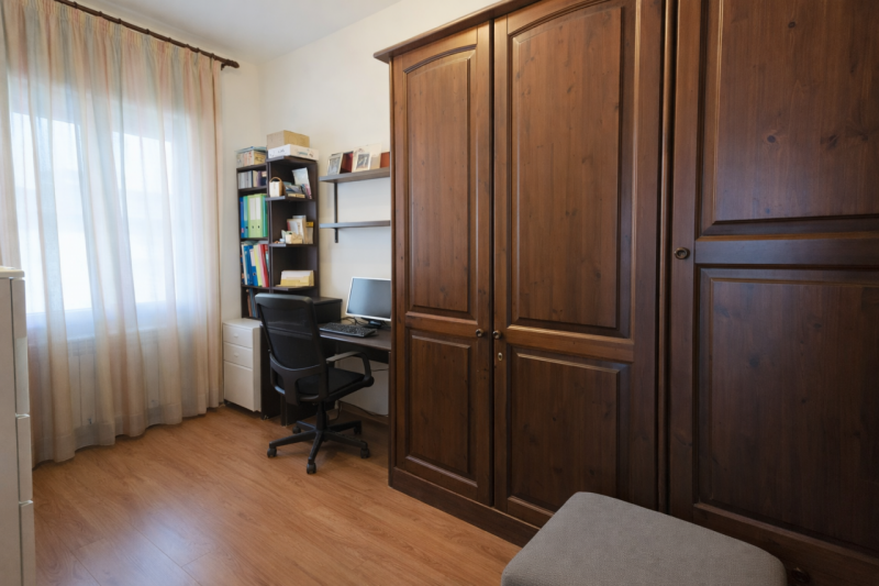 Scopri questo magnifico appartamento situato all'ultimo piano con ascensore nella tranquilla zona...