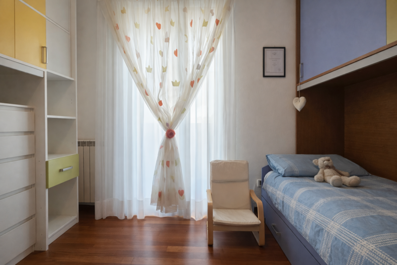 Scopri questo magnifico appartamento situato all'ultimo piano con ascensore nella tranquilla zona...