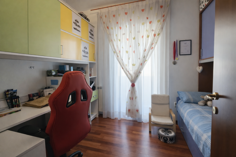 Scopri questo magnifico appartamento situato all'ultimo piano con ascensore nella tranquilla zona...