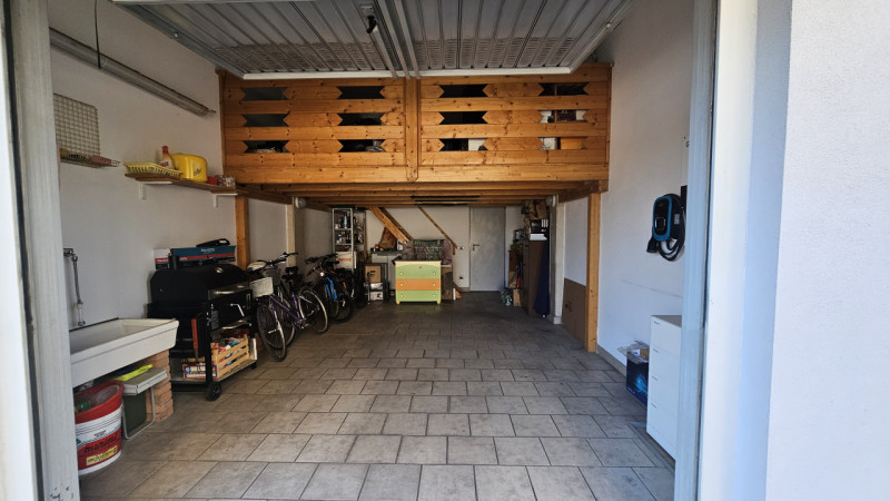 Scopri questo magnifico appartamento situato all'ultimo piano con ascensore nella tranquilla zona...