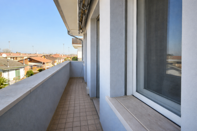 Scopri questo magnifico appartamento situato all'ultimo piano con ascensore nella tranquilla zona...