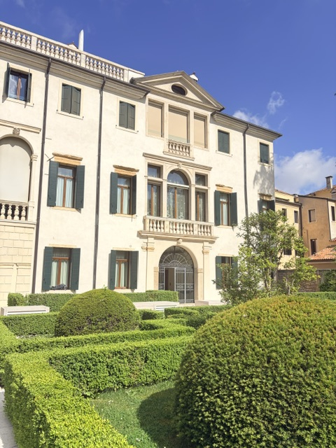 In centro storico, in prestigioso palazzo d'epoca, è disponibile un pied-à-terre di circa 40 mq c...