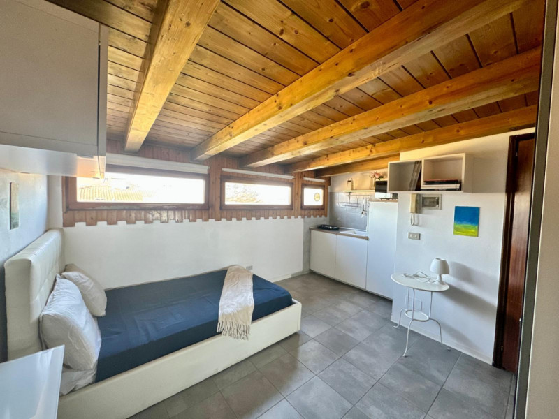 Proponiamo in affitto un accogliente e luminoso monolocale situato nella ricercata zona di Via So...