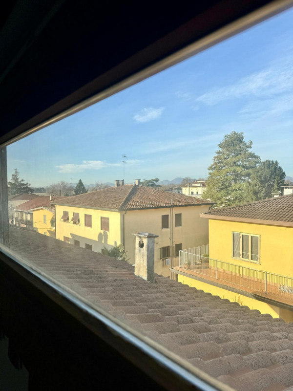 Proponiamo in affitto un accogliente e luminoso monolocale situato nella ricercata zona di Via So...