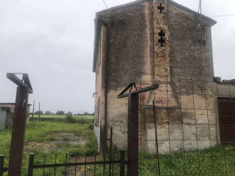 Rif:CSZ15. Si propone in vendita ed in esclusiva a TRIBANO casa singola da ristrutturare di circa...